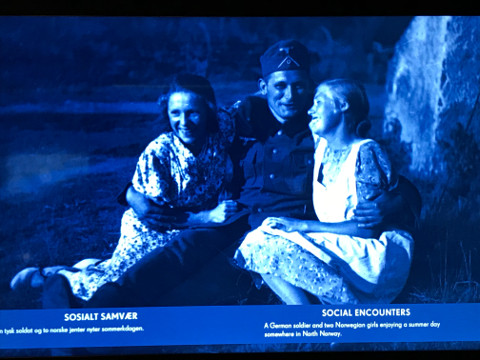 ドイツ軍の兵士と戯れるノルウェー人の若い女性たち