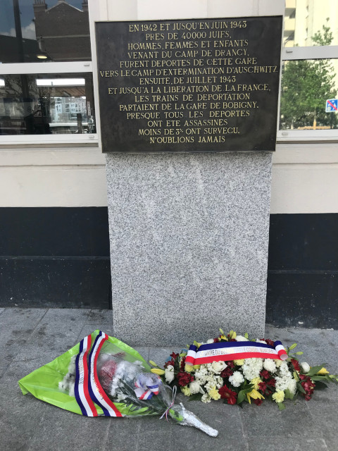 ル・ブルジェ駅前にあるユダヤ人の強制連行の碑