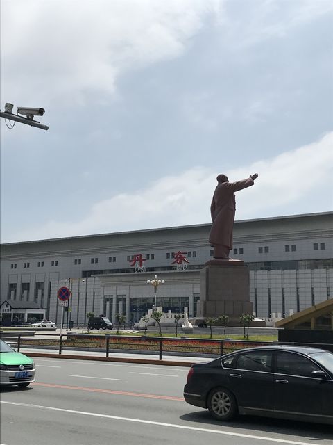 丹東駅前。毛沢東の銅像がある