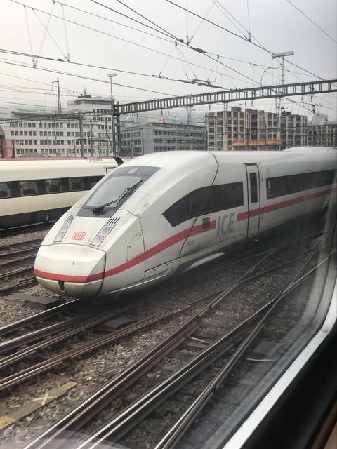 チューリッヒに乗り入れるドイツ新幹線ICE。ジュネーブではフランス新幹線TGVも乗り入れる