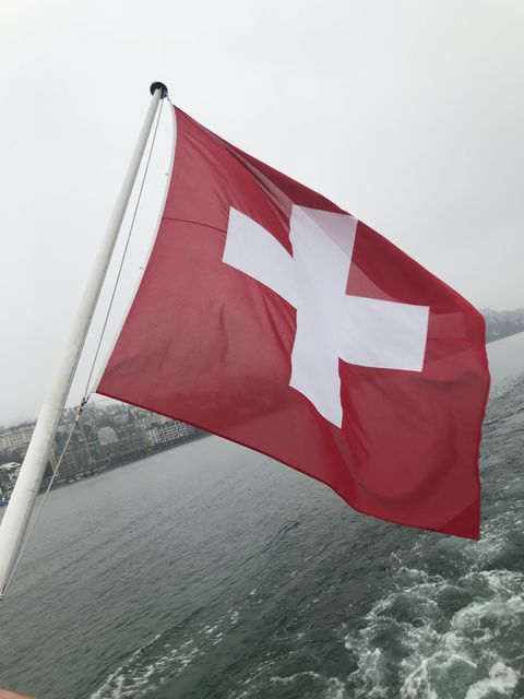 風前の灯火となったスイスの国旗