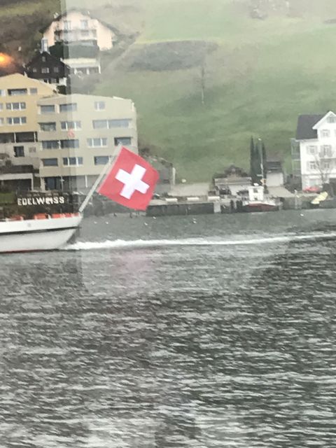 リュトリへ向かうフェリーのスイス国旗