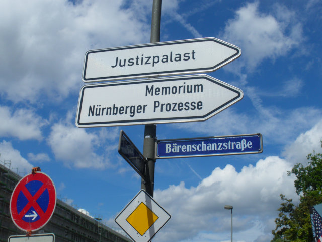 ニュルンベルク裁判記念館への案内板