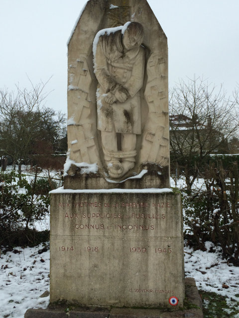 ヴェルダンにある慰霊碑。第一次世界大戦だけでなく、第二次世界大戦も記されている