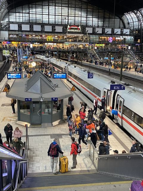 ハンブルク中央駅に停車するドイツの新幹線ICE