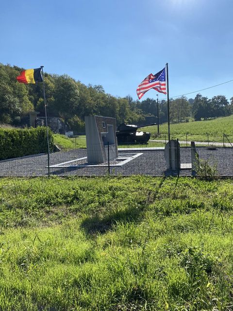 入り口付近。ベルギーとアメリカの国旗がなびく