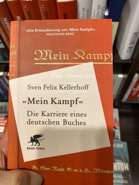ドイツの書店で販売されている「我が闘争」。近年、発禁が解禁になった