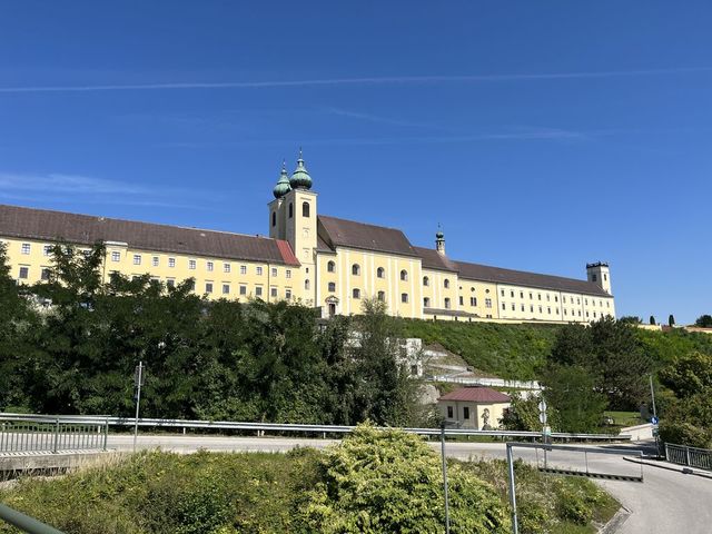 ヒトラーが声楽隊として通ったランバッハの修道院