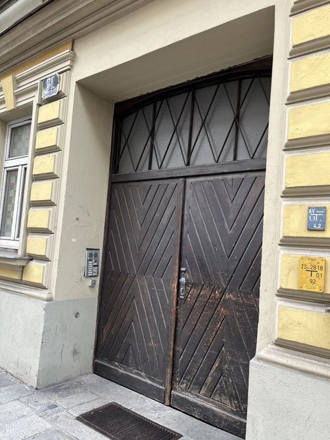 この入口を入って、グビツェクはヒトラーの家に遊びに行った。