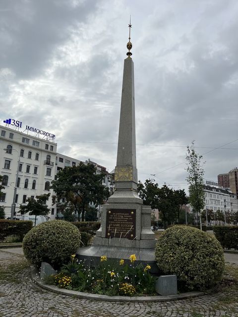 ウィーン西駅前の広場にあるカール・ルエガーの碑