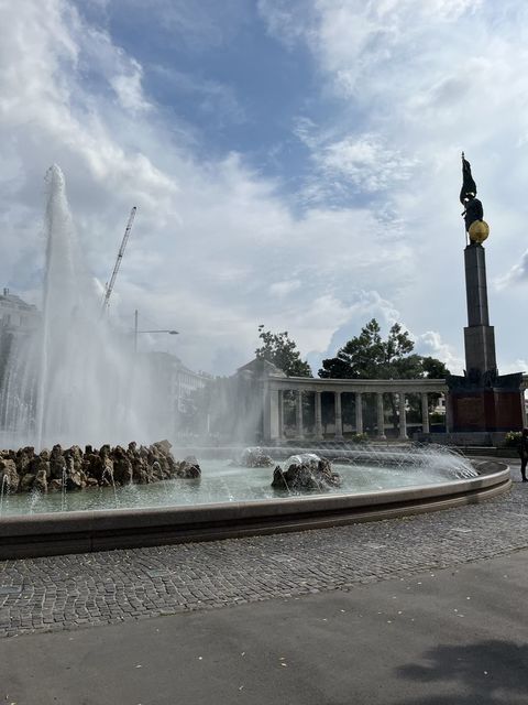噴水とソ連軍を称える記念碑