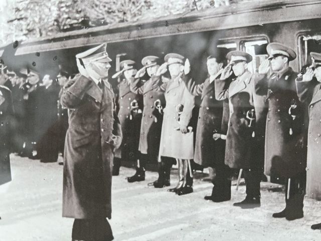 ルーマニアのアントネスク首相を迎えるヒトラー