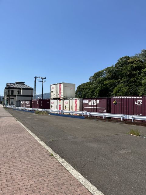 人道の港 敦賀ムゼウムの手前にJR貨物のコンテナが置かれている