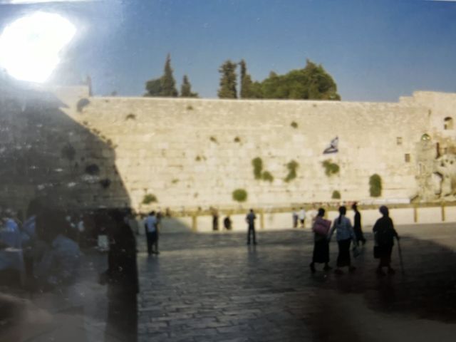 エルサレムのユダヤ教の聖地、嘆きの壁（2004年撮影）