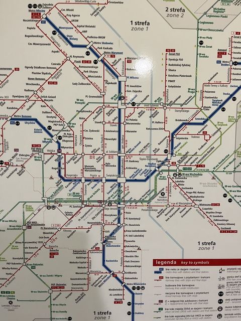 東西南北に十字架のように伸びている青い路線が地下鉄