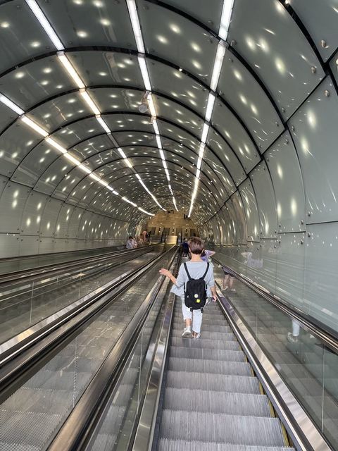 地下鉄の駅を向かうエスカレーター