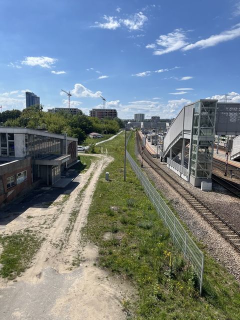 左が駅舎、右がホーム