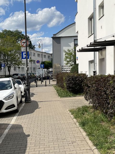 スジン通りの住宅街の中にある碑