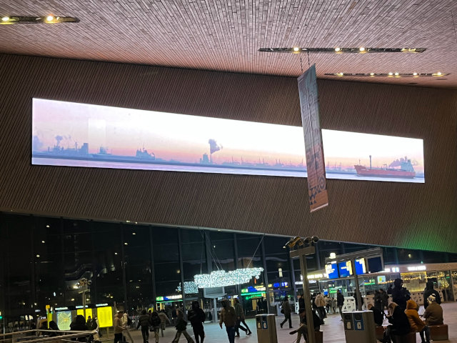 港町、ロッテルダム中央駅には港の動画のビジョンがある