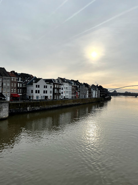 ドイツ、ベルギーと国境を接するオランダのマーストリヒトを流れるマース川