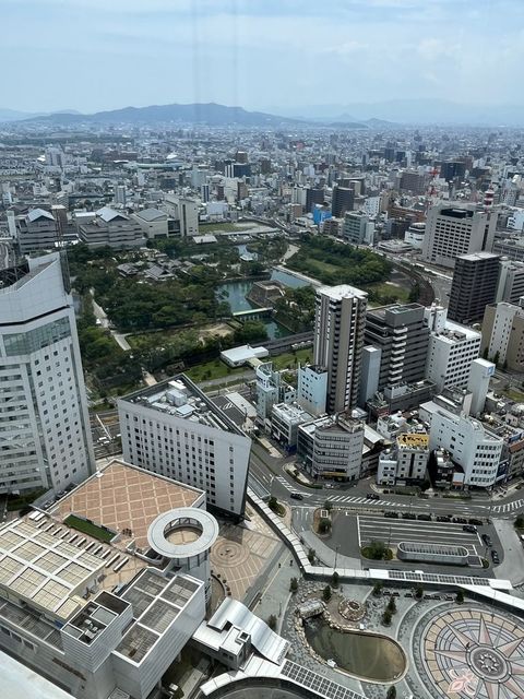 手前に高松城とことでんの高松築港駅が見える