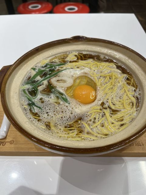 焼き鍋ラーメン、昼は卵の黄身を割らないで食べました。