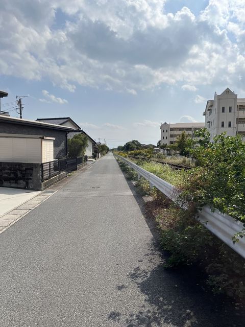 線路沿いを歩く